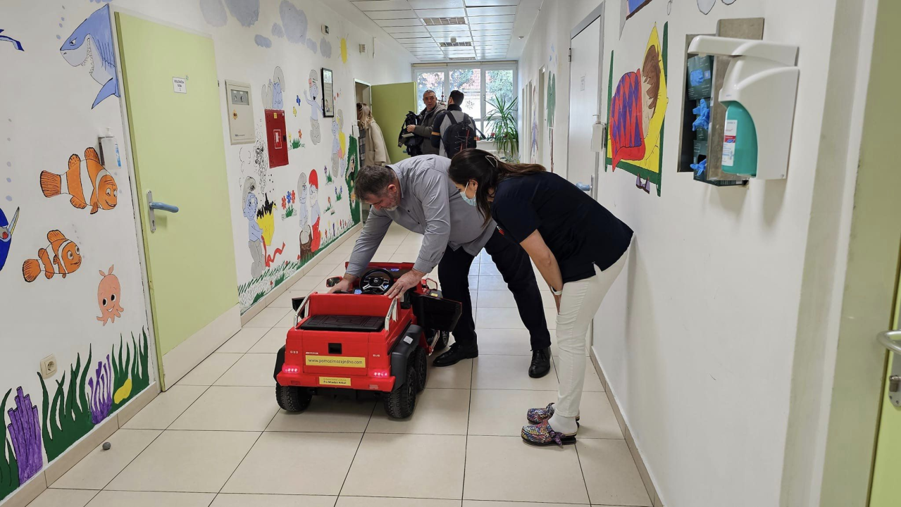 Šibenskoj bolnici doniran električni automobil za najmlađe pacijente: 'Ovo će im izmamiti osmijeh na lice'
