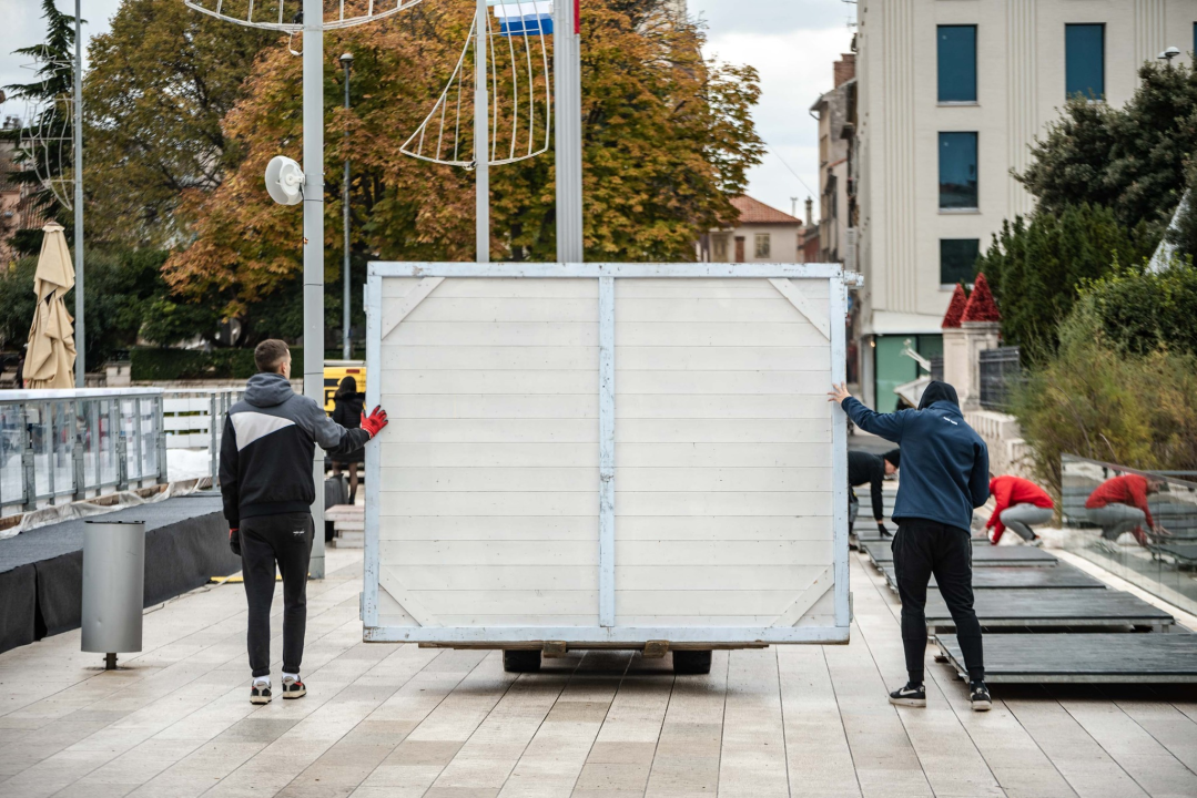 Počelo postavljanje kućice za Sajmić na Poljani: Izlažu lokalni kreativci i udruge