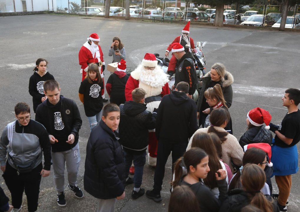Bajkeri odjeveni u Djeda Božićnjaka posjetili korisnike Centra Šubićevac