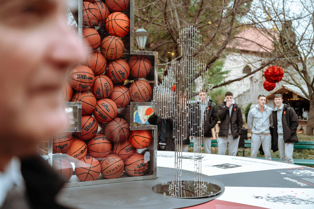 Umjetnička instalacija u spomen na Dražena Petrovića svečano otkrivena u đardinu