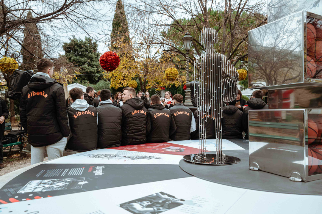 Umjetnička instalacija u spomen na Dražena Petrovića svečano otkrivena u đardinu