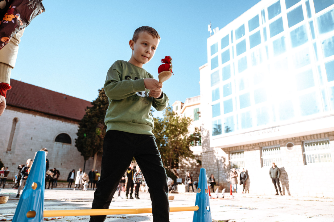 Na Outdoor Adventurici sport, zabavne igre i zanimljivi zadaci