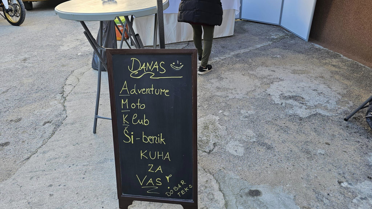 Moto klub Adventure Šibenik ispred pučke kuhinje spremio gozbu za potrebite 