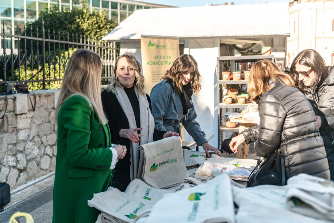 Zeleni grad na Poljani podijelio tisuću vrećica: 'Bez plastike ne možemo, ali bez plastičnih vrećica nije teško'