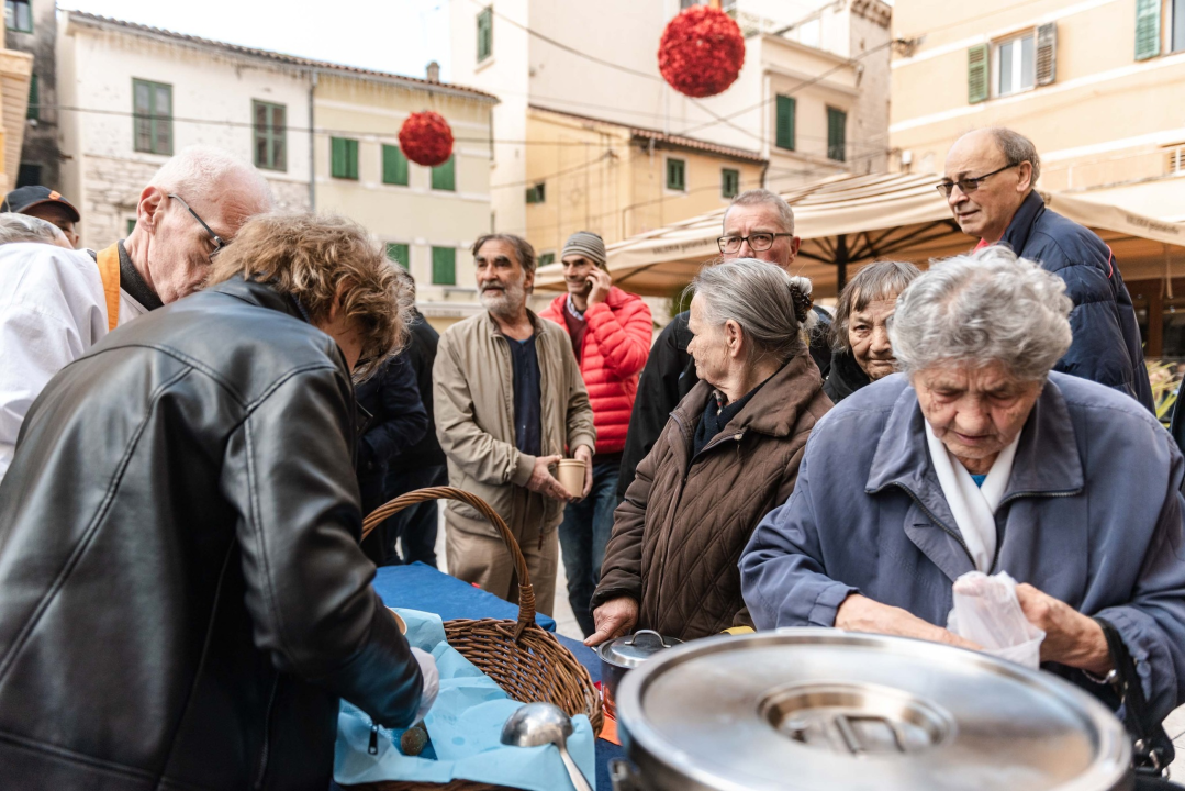 Kod kazališta podijeljeno tisuću porcija bakalara iz mega-teće: Ove godine nije bilo ni stampeda 