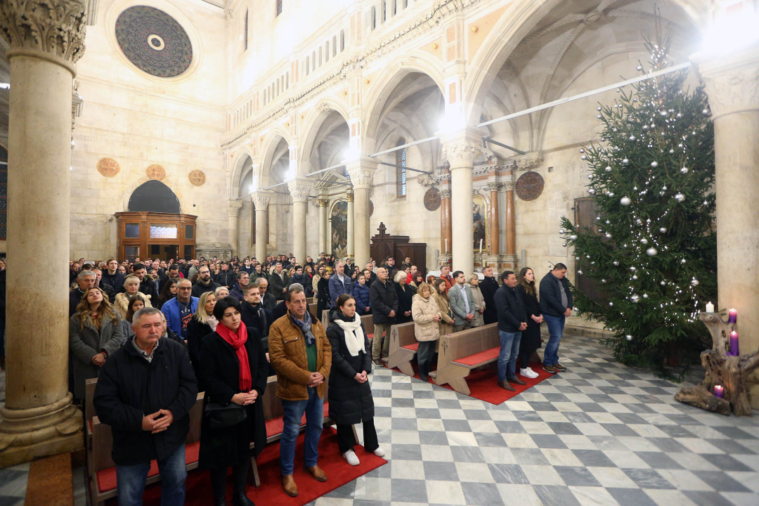 Biskup Rogić predvodio polnoćku u katedrali: 'Treba se odazvati glasu savjesti'