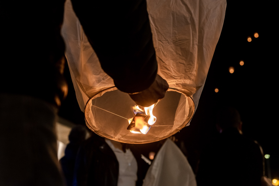 Lampioni  dobrih želja obasjali nebo iznad Šibenika