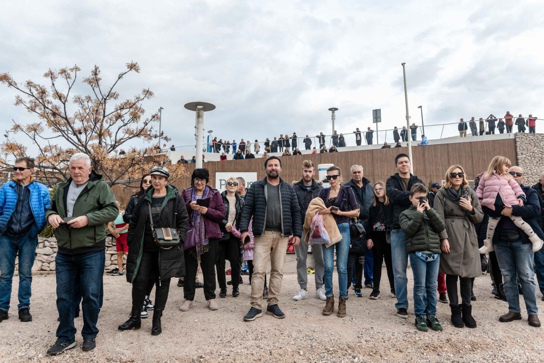Šibenčani u retro kostimima zaplivali na Banju i obilježili 180 godina turizma u gradu