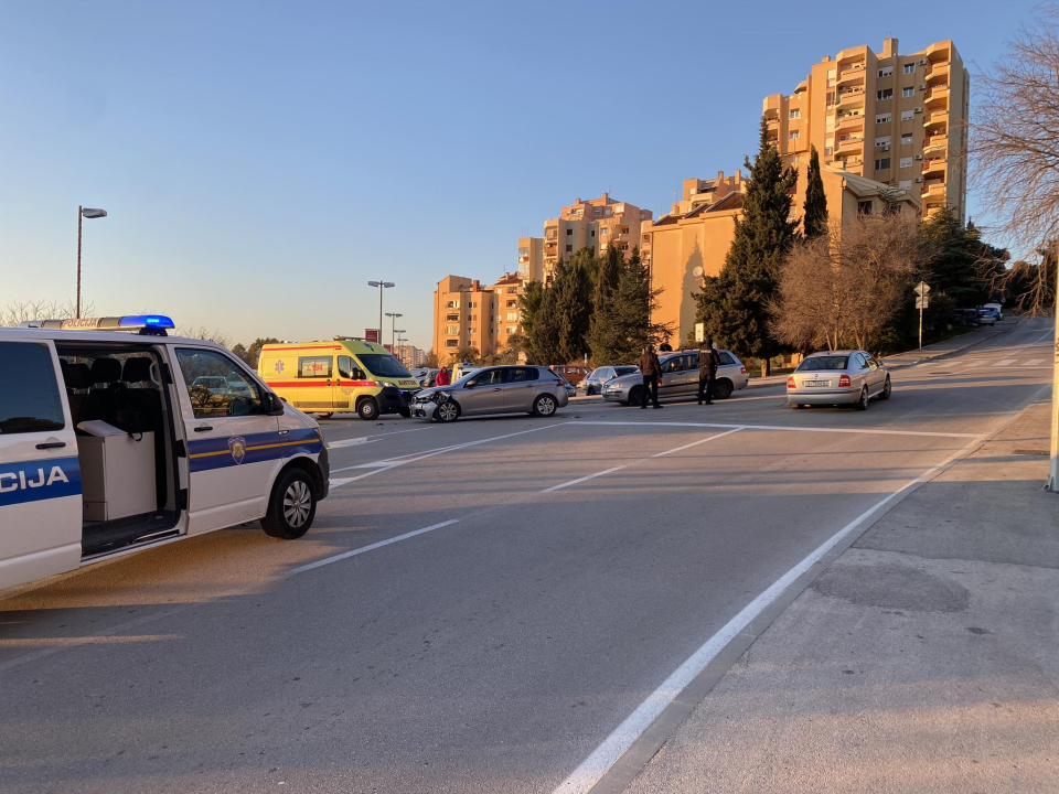 U prometnoj na Vidicima sudar dvaju osobnih vozila: Nitko nije ozlijeđen