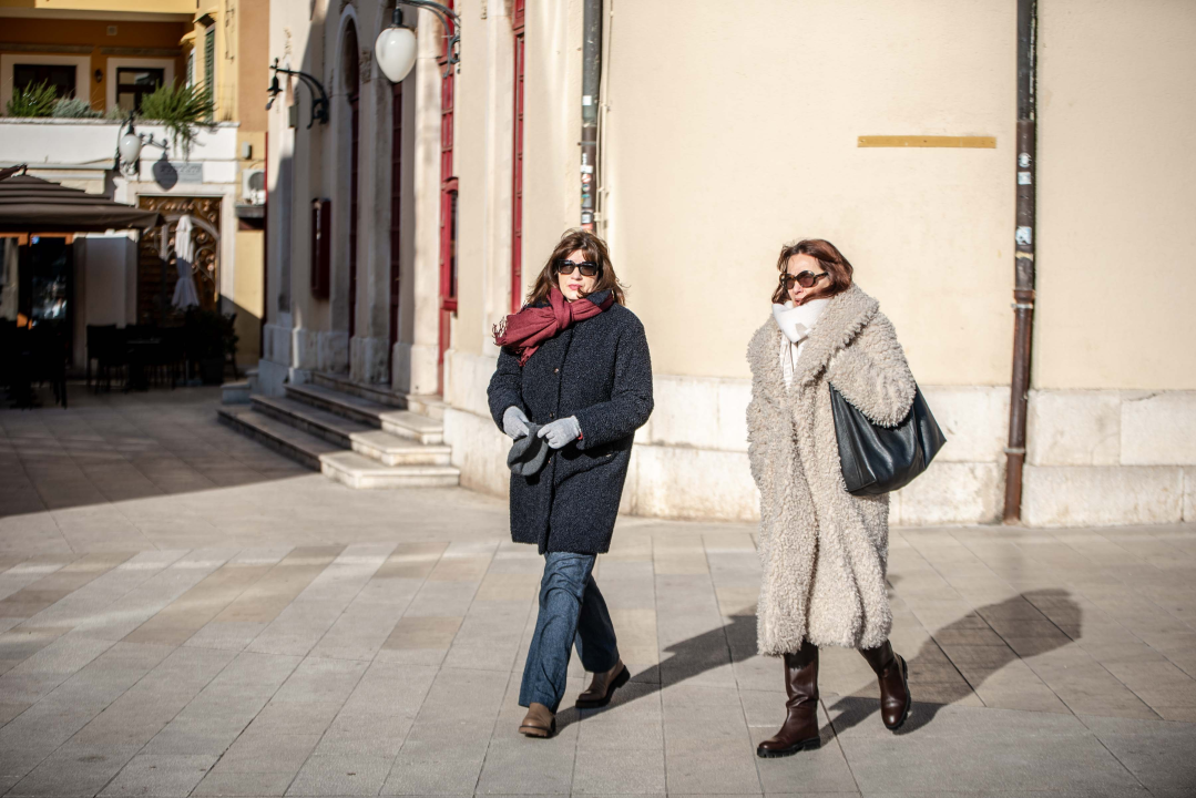 Tople jakne, krzna i kaputi: Evo što se nosi za vrijeme bure u Šibeniku!