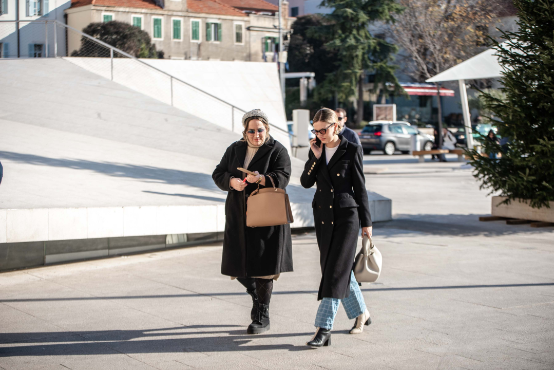 Tople jakne, krzna i kaputi: Evo što se nosi za vrijeme bure u Šibeniku!