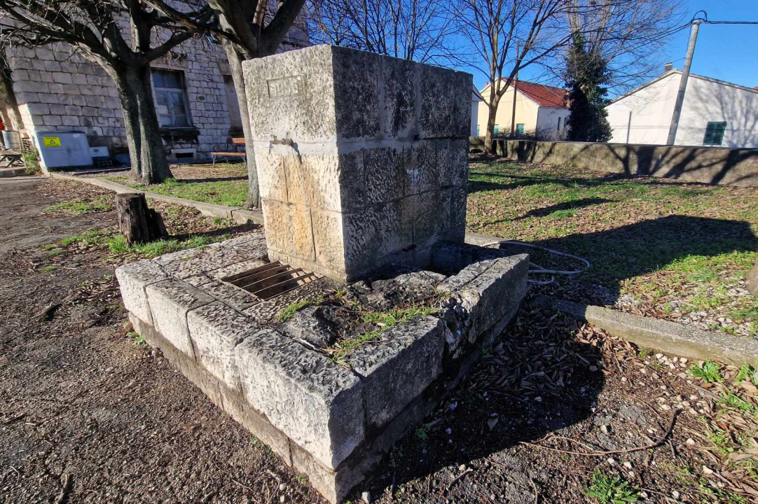 Prošetali smo po legendarnoj željezničkoj stanici Perković, koja je zapravo u Sitnom Donjem