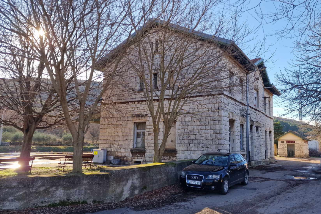 Prošetali smo po legendarnoj željezničkoj stanici Perković, koja je zapravo u Sitnom Donjem