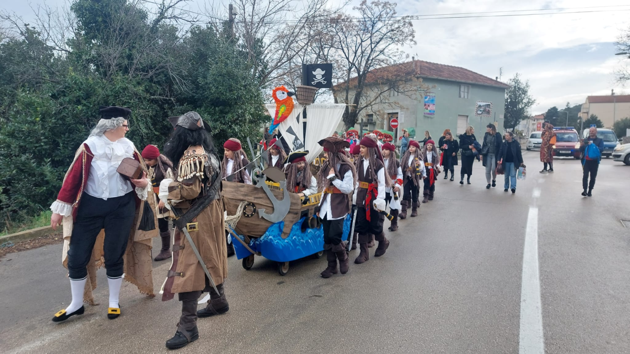 Male Bake maskama oduševile publiku u Murteru