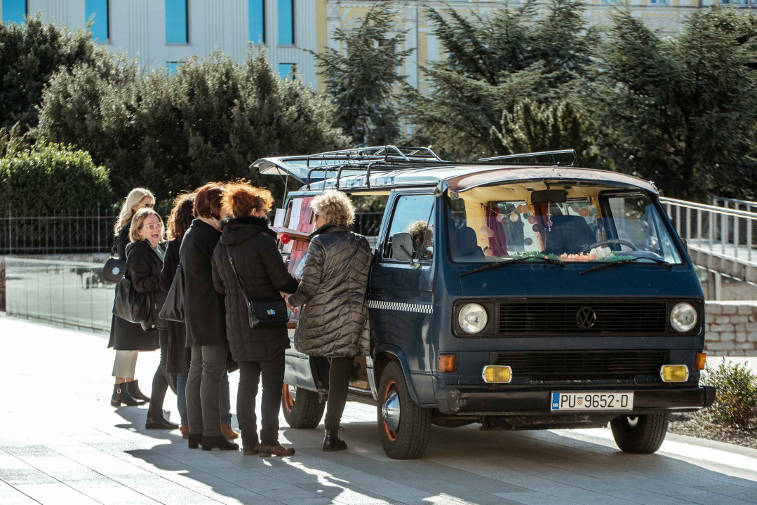 Posjetite Bookmobile ispred šibenske knjižnice: Prepun je ljubavnih romana i prigodnih priča
