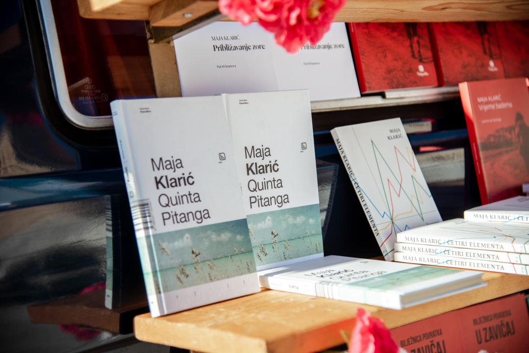 Posjetite Bookmobile ispred šibenske knjižnice: Prepun je ljubavnih romana i prigodnih priča