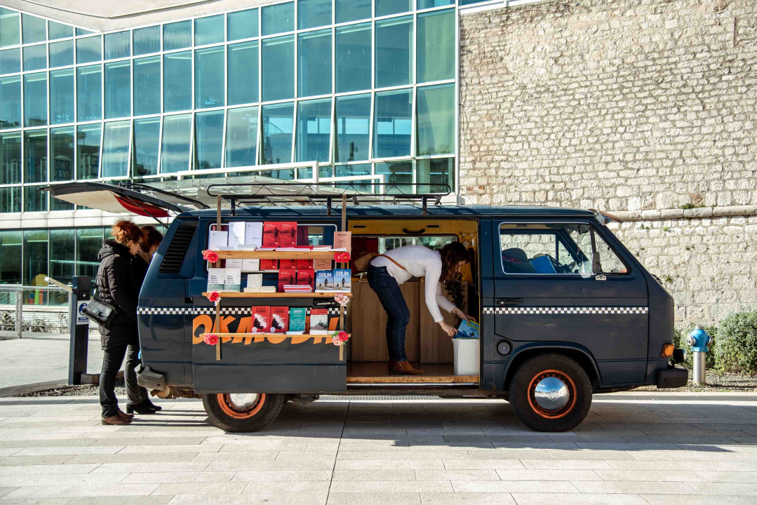 Posjetite Bookmobile ispred šibenske knjižnice: Prepun je ljubavnih romana i prigodnih priča