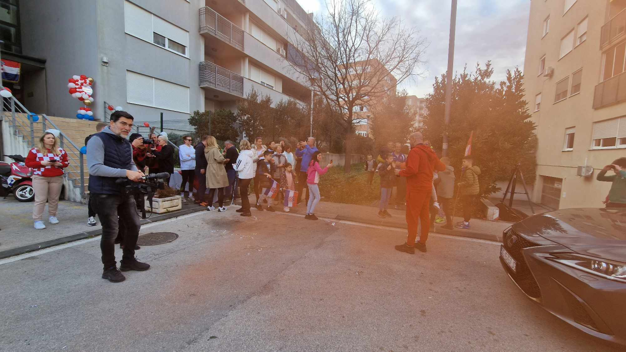 Ivica Tucak ostao bez teksta: Susjedi  na Šubićevcu pripremili mu doček kojem se nije nadao, ali se oduševio