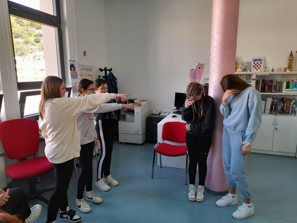 Putovanje kroz vrijeme iz školske knjižnice: Učenici OŠ Meterize ugostili spisateljicu Anu Aužinu 