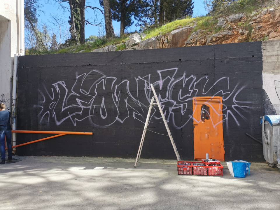 Dva murala u dvorištu gimnazije na 80 kvadrata zida: Grafiti kao umjetnost, a ne vandalizam