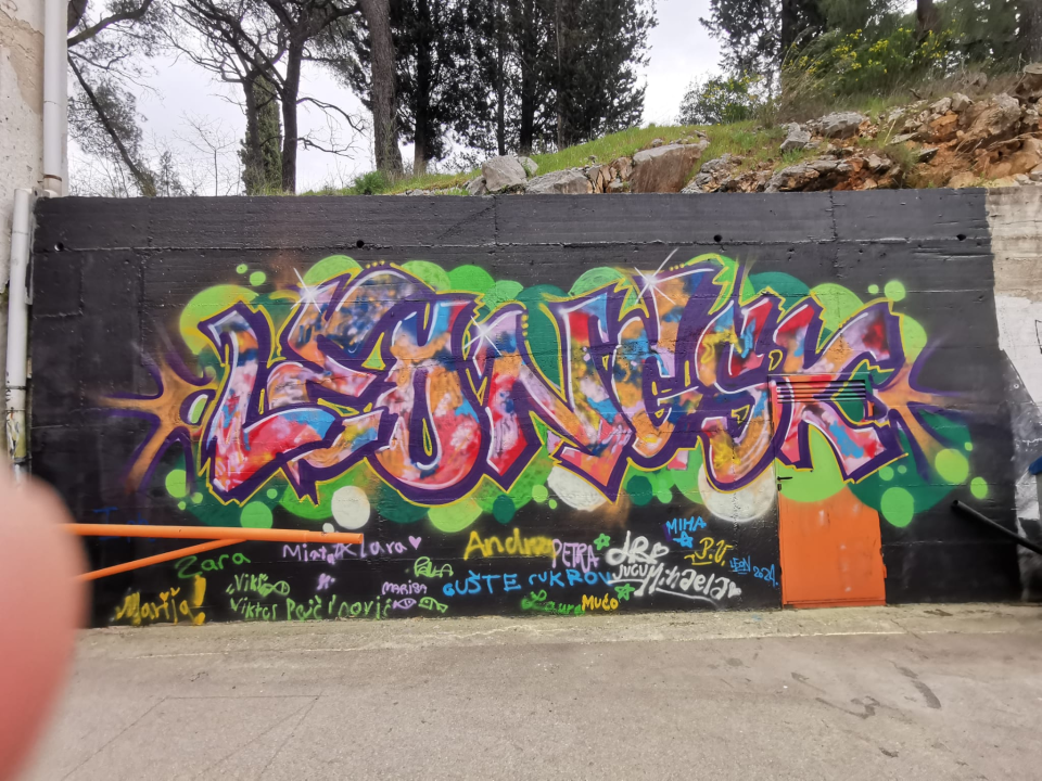 Dva murala u dvorištu gimnazije na 80 kvadrata zida: Grafiti kao umjetnost, a ne vandalizam