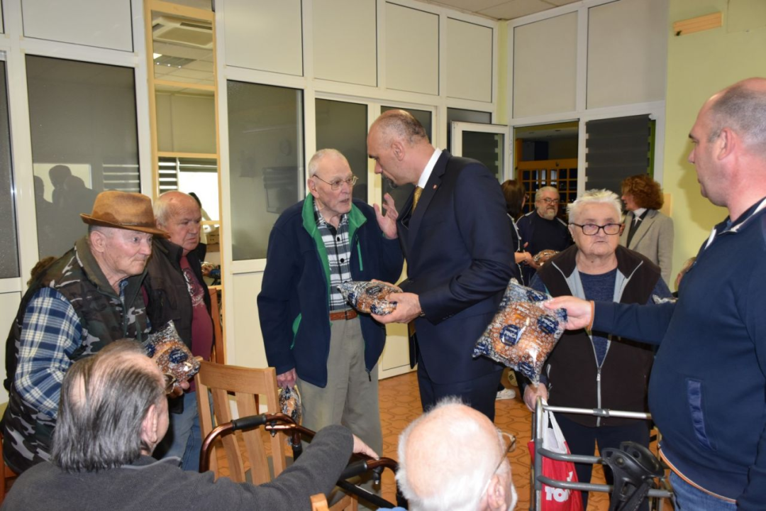 Župan Marko Jelić podijelio uskršnje pogače u Cvjetnom domu