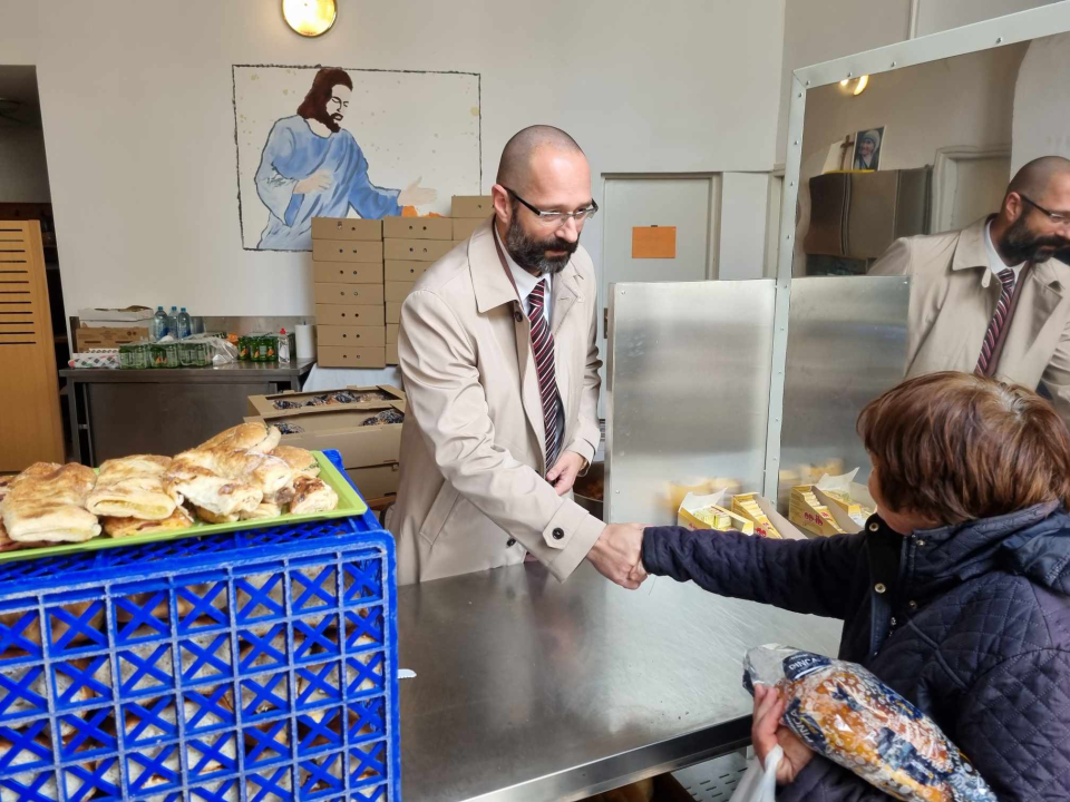 Dogradonačelnik Mileta podijelio pogače korisnicima pučke kuhinje Caritasa 