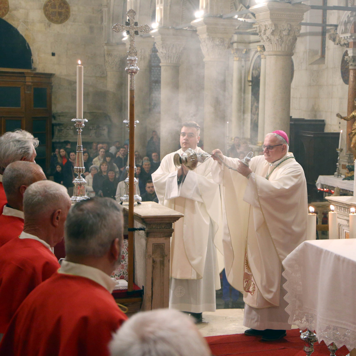 Na misi Večere gospodnje biskup prao noge dvanaestorici braće katedralne bratovštine