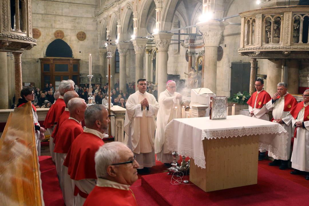 Na misi Večere gospodnje biskup prao noge dvanaestorici braće katedralne bratovštine