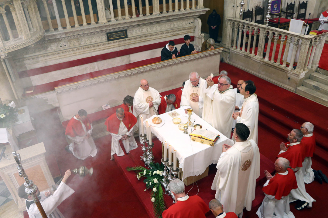 Na misi Večere gospodnje biskup prao noge dvanaestorici braće katedralne bratovštine