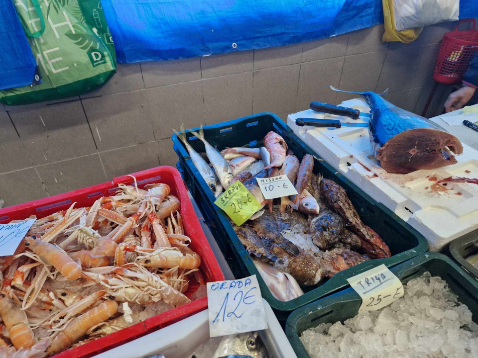 Jugo učinilo svoje: Ne baš bogata ponuda ribe na šibenskoj peškariji na Veliki petak 