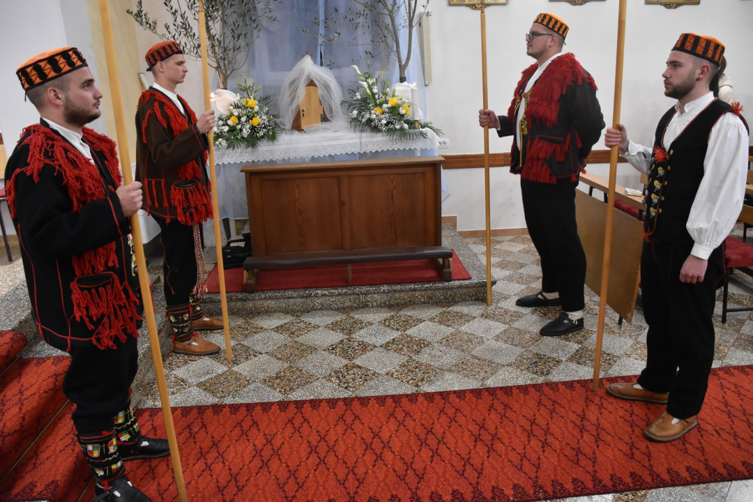 Marljivo njeguju svoje običaje: Čuvari Kristova groba u Mirloviću