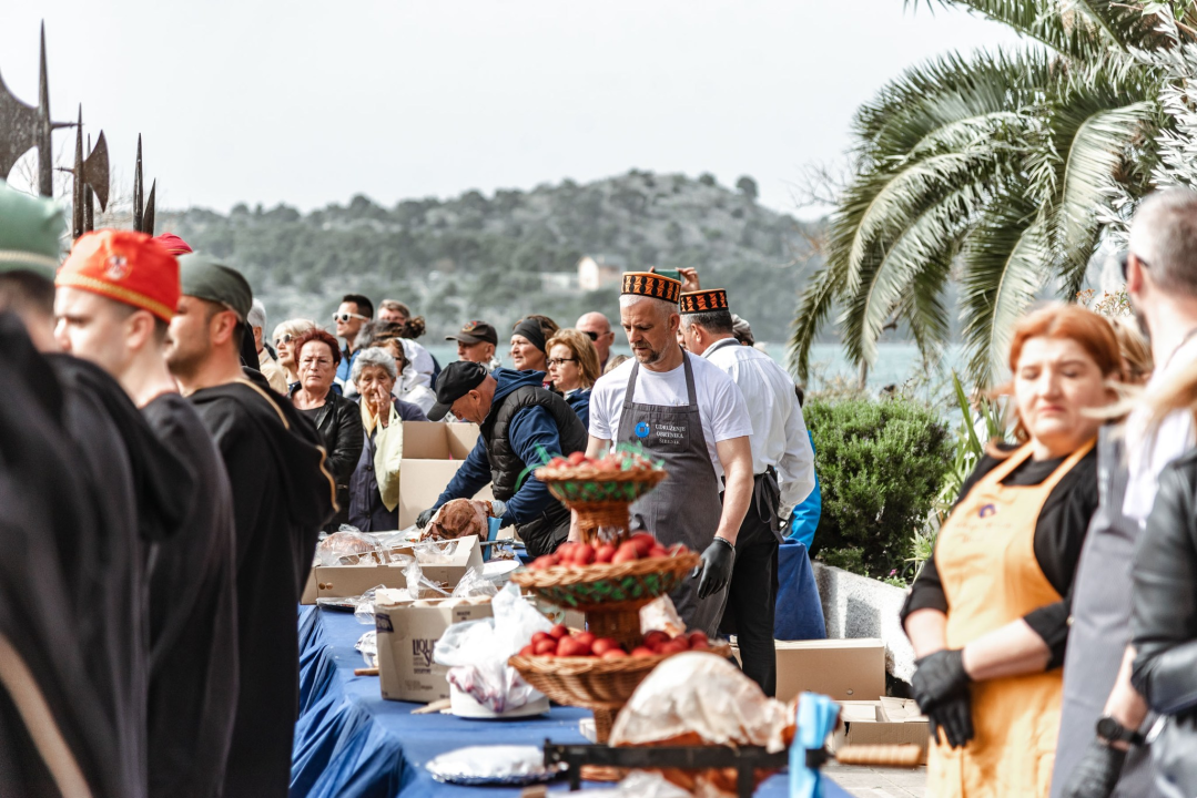 Uskrsni doručak i ove godine privukao brojne Šibenčane, fritaja 'planula' u nekoliko minuta