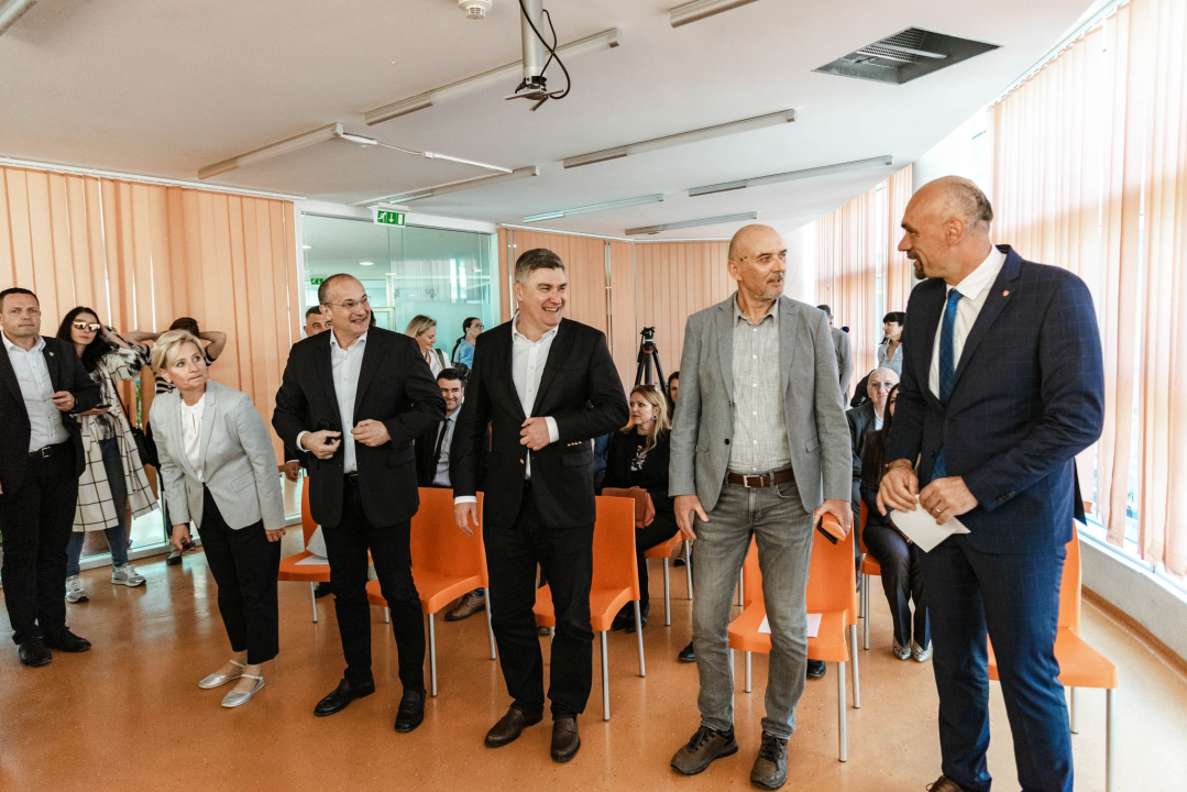 Zoran Milanović u Industrijsko-obrtničkoj školi: 'Slične škole u Zagrebu izgledaju otužno, kao olupine'