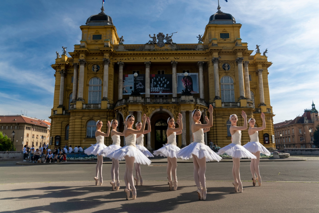 Medicinske sestre, poštari, policajci, vatrogasci i balerine zaplesali u ritmu Rim Tim Tagi Dima