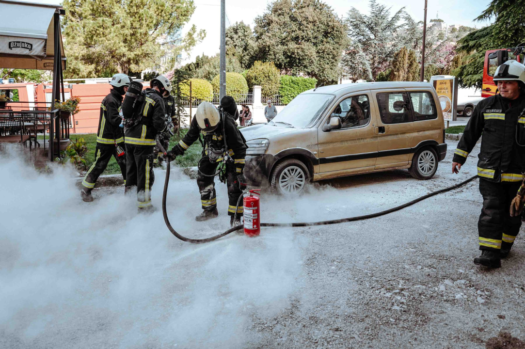 Zapalilo se auto kod PBZ banke u centru Šibenika: Vatrogasci brzom intervencijom spasili stvar 