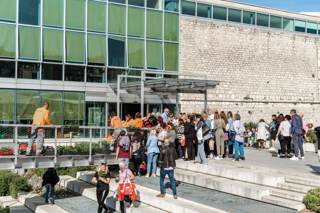 Gužva na Poljani: Šibenčani cvijeće najviše vole kad je besplatno