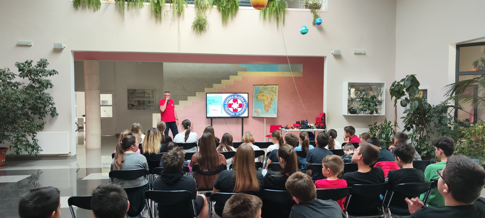 Planinarska priča koja osvaja: Alan Šimunović na 'Noći Geografije' u OŠ Meterize