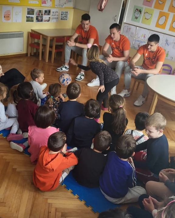 Klarin, Škugor i Brajković posjetili najmlađe navijače u DV Vjeverica 