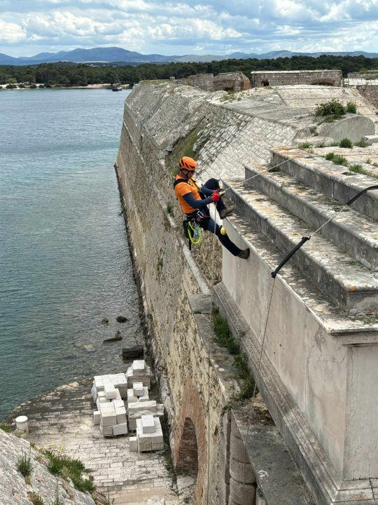 Tvrđava sv. Nikole se priprema za sezonu: Njene zidine očišćene od raslinja, trave... 