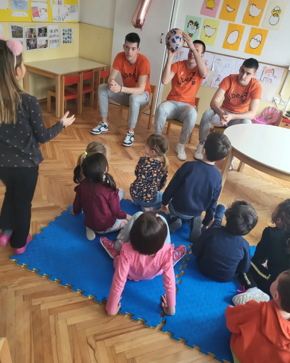 Klarin, Škugor i Brajković posjetili najmlađe navijače u DV Vjeverica 