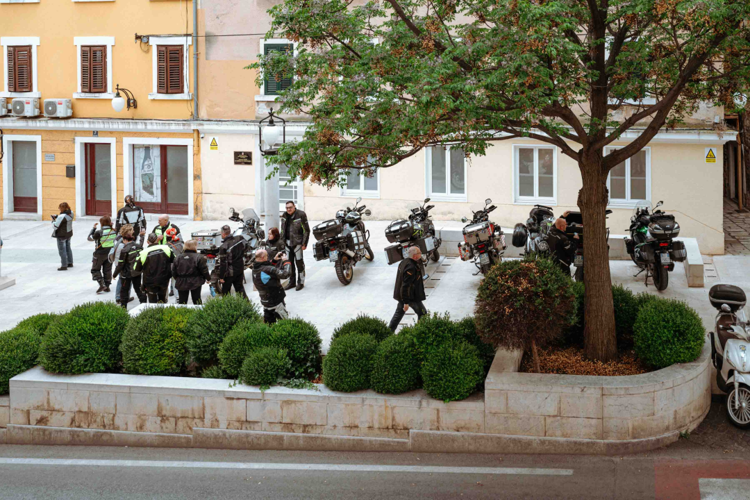 Stari pazar se čisti već danima, danas je parking za motore, prometnim redarima ispred ureda