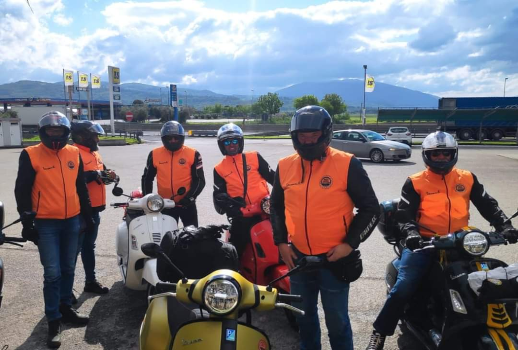 Članovi VK Šibenik sudjelovali na svečanoj povorci Vespa World Days 2024.  