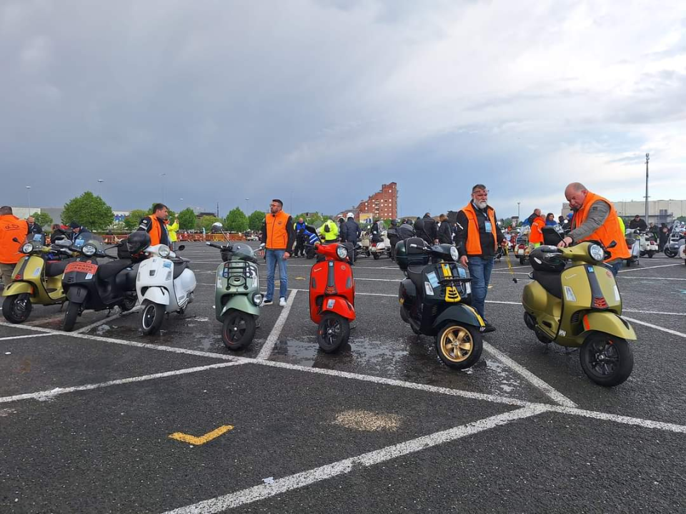 Članovi VK Šibenik sudjelovali na svečanoj povorci Vespa World Days 2024.  