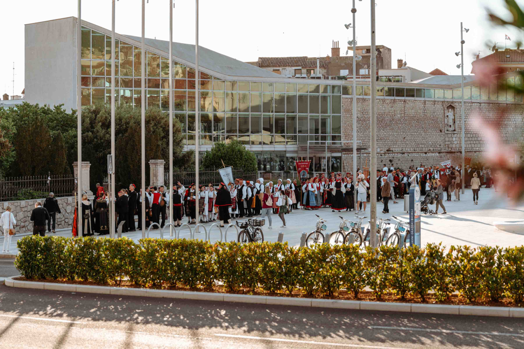 Šibenikom prošlo više od 300 članova kulturnih društava, nošnjama oduševili prolaznike 