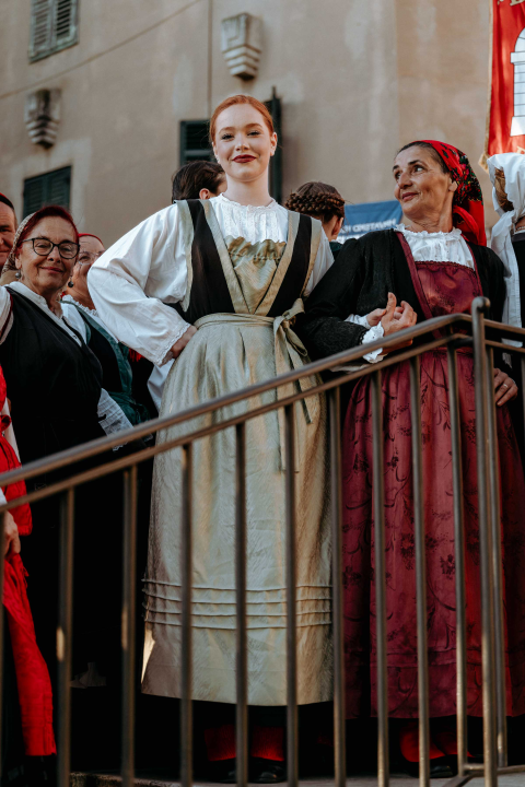 Šibenikom prošlo više od 300 članova kulturnih društava, nošnjama oduševili prolaznike 