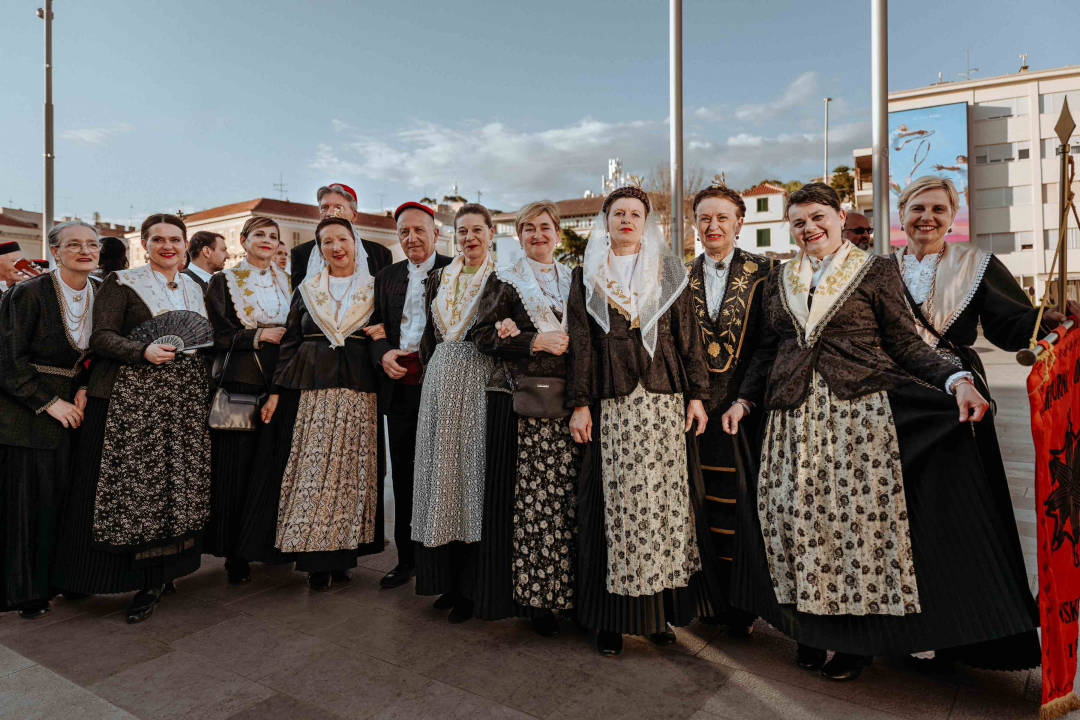 Šibenikom prošlo više od 300 članova kulturnih društava, nošnjama oduševili prolaznike 