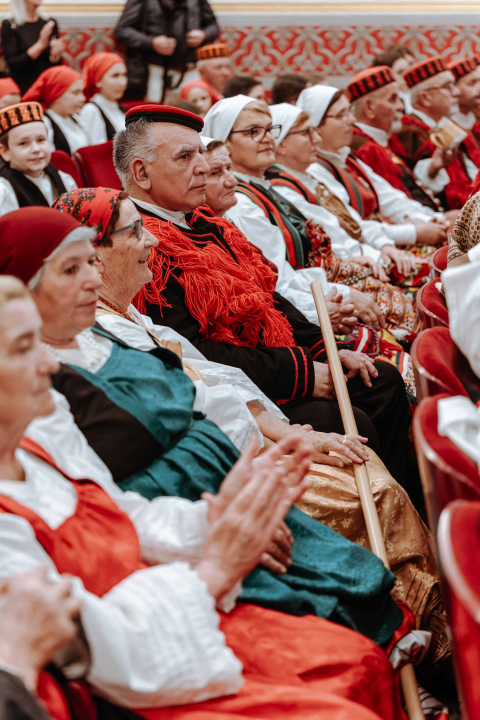 Šibenikom prošlo više od 300 članova kulturnih društava, nošnjama oduševili prolaznike 