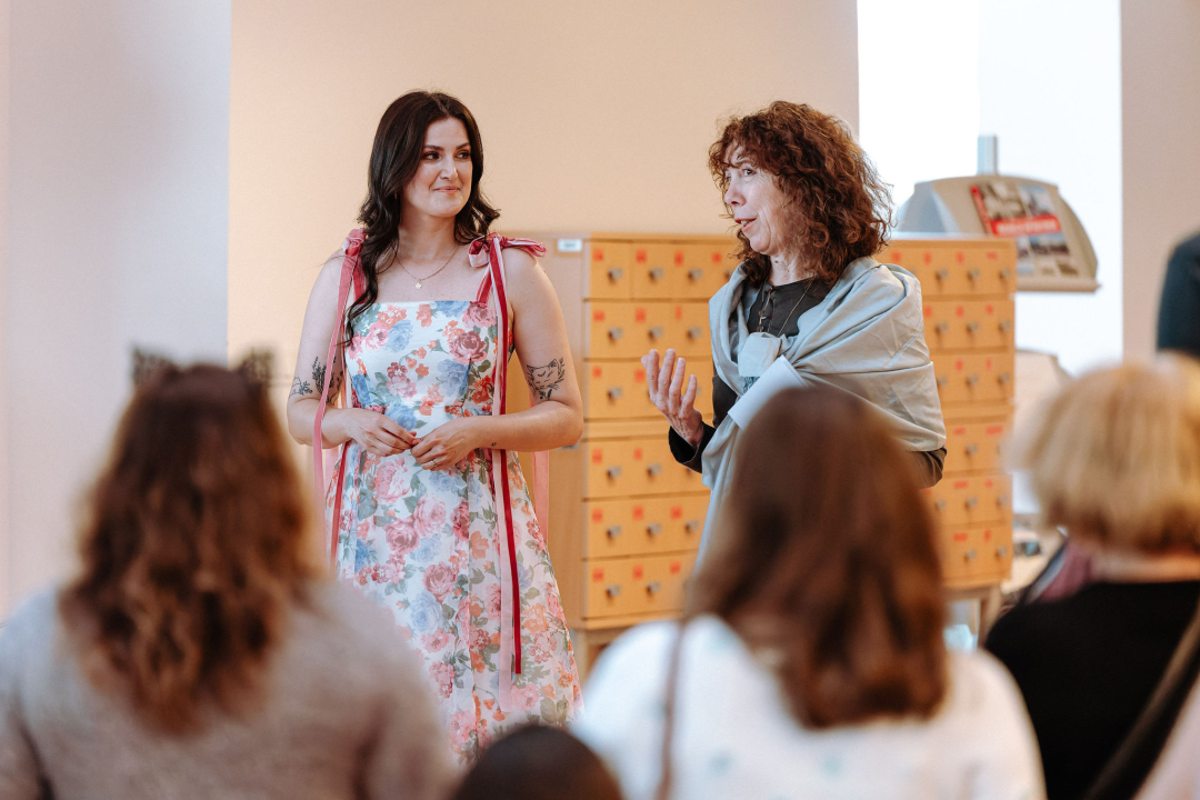 U knjižnici otvorena izložba 'Izađi mala' Sanje Dugandžić