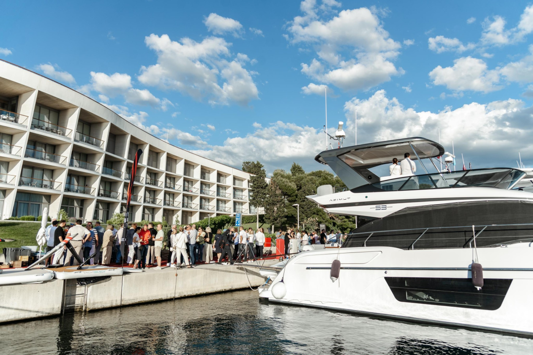 Spoj ekskluzivnih jahti i isto takvih automobila u marini u Mandalini